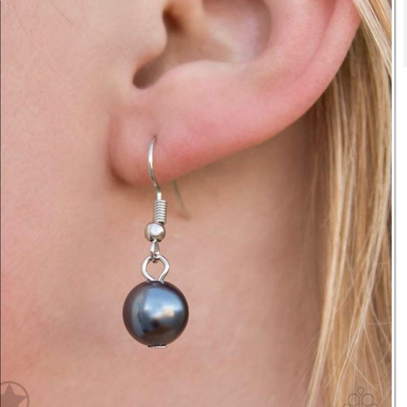 Lady in Waiting Necklace - Picture 2 of 2